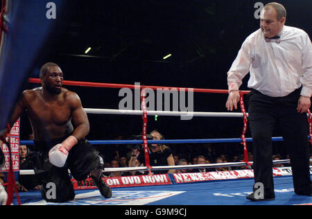 Schiedsrichter Ritchie Davies zieht ein, um den Kampf zu stoppen, nachdem Danny Williams in der dritten Runde gegen Audley Harrison während des Commonwealth-Titelkampfs in der Excel Arena in London niedergeschlagen wurde. Stockfoto