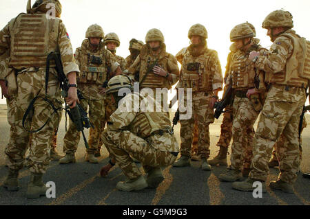 Soldaten des 40 Regiment Highland Gunners in der Ausbildung auf der Shaibah Logostics Base in der Nähe von Basra, Irak. Stockfoto