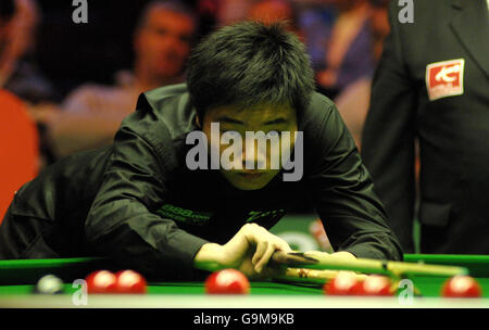 Der aktuelle britische Snooker-Champion Ding Junhui in Aktion während seines engen Spiels gegen Ryan Day während der Maplin UK Snooker Championships im York Barbican Center, York. Stockfoto