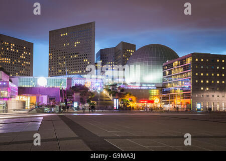 Blick auf Business und Shopping Viertel La Defense in Paris. Stockfoto