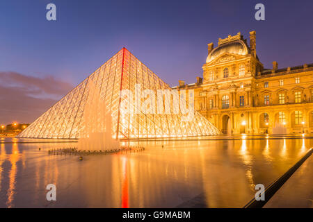 Abends Blick auf Glaspyramide im berühmten Museum Louvre. Stockfoto