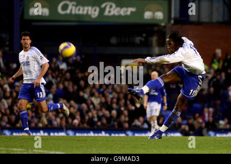 Fußball - FA Barclays Premiership - Everton gegen Chelsea - Goodison Park. Didier Drogba schießt das Siegtor für Chelsea. Stockfoto