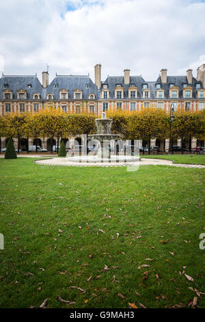 Orte des Vosges. Die charmante royal Square befindet sich im lebendigen Marais-Viertel. Stockfoto