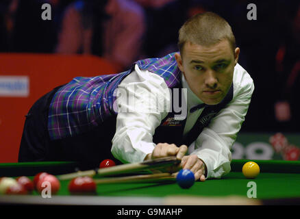 Schottlands Stephen Hendry beim Finale der Maplin UK Snooker Championships gegen Peter Ebdon im York Barbican Center, York. Stockfoto