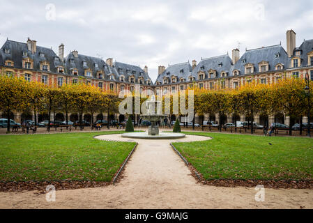 Orte des Vosges. Die charmante royal Square befindet sich im lebendigen Marais-Viertel. Stockfoto