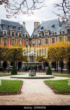 Orte des Vosges. Die charmante royal Square befindet sich im lebendigen Marais-Viertel. Stockfoto