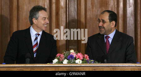 Der britische Premierminister Tony Blair (links) und der irakische Premierminister Nuri Al-Maliki (rechts) sprechen auf einer Pressekonferenz in der befestigten Grünen Zone in Bagdad. Stockfoto