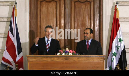 Der britische Premierminister Tony Blair (links) und der irakische Premierminister Nuri Al-Maliki (rechts) sprechen auf einer Pressekonferenz in der befestigten Grünen Zone in Bagdad. Stockfoto