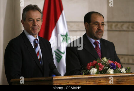 Der britische Premierminister Tony Blair (links) und der irakische Premierminister Nuri Al-Maliki (rechts) sprechen auf einer Pressekonferenz in der befestigten Grünen Zone in Bagdad. Stockfoto