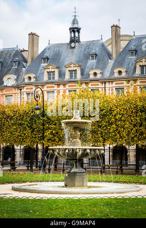 Orte des Vosges. Die charmante royal Square befindet sich im lebendigen Marais-Viertel. Stockfoto