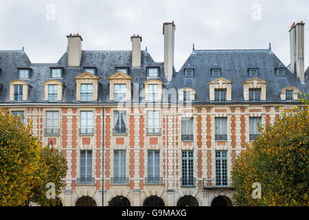 Orte des Vosges. Die charmante royal Square befindet sich im lebendigen Marais-Viertel. Stockfoto