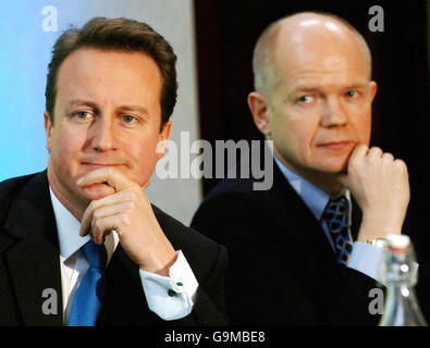 Der konservative Parteivorsitzende David Cameron und der Schattenaußenminister William Hague hören Dame Pauline Neville-Jones eine Präsentation vor Mitgliedern des Royal United Services Institute (RUSI) über den Halbzeitbericht der konservativen Nationalen und Internationalen Sicherheitsgruppe zu sicherheitsrelevanten Fragen in der Außen- und Innenpolitik in London. Stockfoto