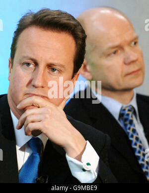 David Cameron spricht, RUSI Mitglieder Stockfoto