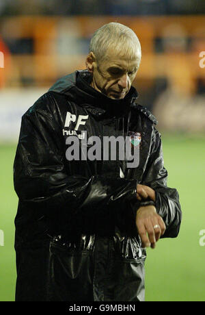 Fußball - Coca-Cola League Two - Barnett gegen Bury - Underhill. Barnett-Manager Paul Fairclough überprüft seine Uhr während des Coca-Cola League-2-Spiels gegen Bury in Underhill, Barnett. Stockfoto