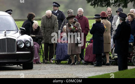 Die Britin Queen Elizabeth II verlässt die St. Mary Magdalene's Church nach dem Sonntagsgottesdienst auf dem Sandringham Estate, Norfolk. Stockfoto