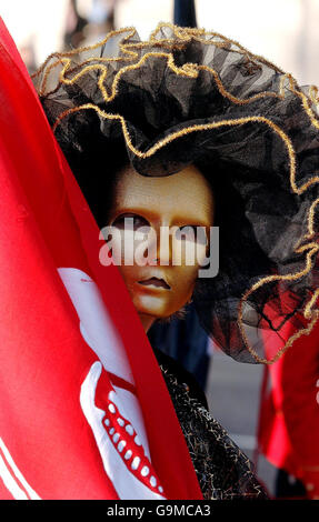 Eine maskentragende Tänzerin nimmt an der Neujahrsparade im Zentrum von London Teil. Stockfoto