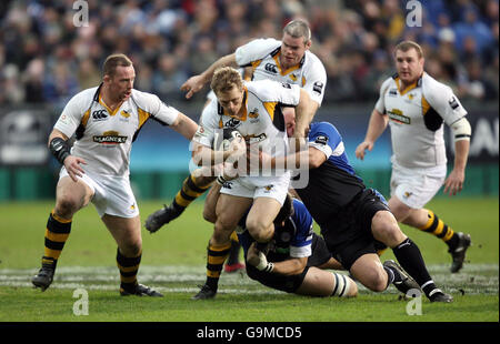 Rugby Union - Guinness Premiership - Bath / London Wasps' - Erholungsgebiet. Josh Lewsey von Wasps findet während des Spiels der Guiness Premiership am Recreation Ground, Bath, keinen Weg durch die Verteidigung von Bath. Stockfoto