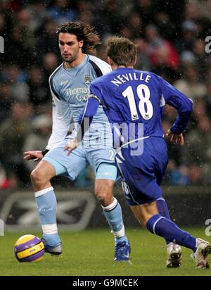 Fußball - FA Barclays Premiership - Manchester City / Everton - The City of Manchester Stadium. Georgios Samaras von Manchester City und Phil Neville von Everton in Aktion Stockfoto