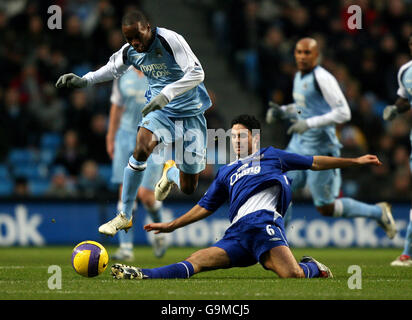 Fußball - FA Barclays Premiership - Manchester City / Everton - The City of Manchester Stadium. Hatem Trabelsi von Manchester City wird von Evertons Mikel Arteta gefoult Stockfoto