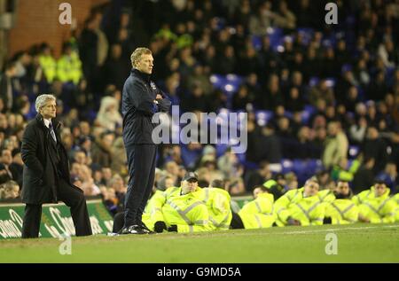 Fußball - FA Cup - Dritte Runde - Everton gegen Blackburn Rovers - Goodison Park. Mark Hughes, Manager von Blackburn Rovers (l) und David Moyes, Manager von Everton Stockfoto