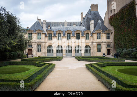 Paris, Frankreich - 23. Oktober 2014: The Hotel de Sully ist ein Hotel Particulier oder suchen Sie privates Herrenhaus im Stil Louis XIII Stockfoto