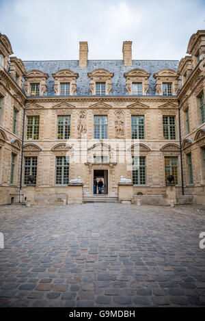 Paris, Frankreich - 23. Oktober 2014: The Hotel de Sully ist ein Hotel Particulier oder suchen Sie privates Herrenhaus im Stil Louis XIII Stockfoto