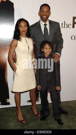 Will Smith, seine Frau Jada Pinkett Smith und sein Sohn Jaden Christopher Syre Smith kommen zum Prince's Trust Charity Lunch in Verbindung mit der Premiere von The Pursuit of Happyness im Dorchester Hotel im Zentrum von London. Stockfoto