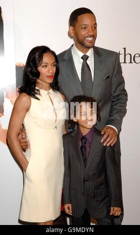 Will Smith, seine Frau Jada Pinkett Smith und sein Sohn Jaden Christopher Syre Smith kommen zum Prince's Trust Charity Lunch in Verbindung mit der Premiere von The Pursuit of Happyness im Dorchester Hotel im Zentrum von London. Stockfoto