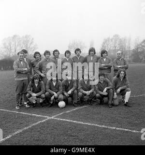 Der englische Kader für den Freundschaftsstreit gegen Portugal: (Hintere Reihe, l-r) Trainer Harold Shepherdson, Martin Peters, Peter Story, Martin Dobson, Trevor Brooking, Dave Watson, Alan Stevenson, Phil Parkes, Malcolm MacDonald, Manager Sir Alf Ramsey; (erste Reihe, l-r) Stan Bowles, Mick Channon, Colin Todd, David Nish, Duncan McKenzie, Kevin Beattie Stockfoto