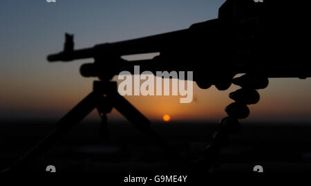 Die Sonne geht unter als Royal Marine Wache im Wachturm am FOB Pry in der Nähe von Gereshk in Afghanistan steht. Stockfoto