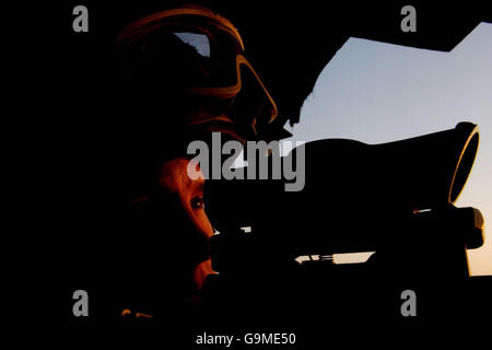 Die Sonne geht unter als Royal Marine Wache im Wachturm am FOB Pry in der Nähe von Gereshk in Afghanistan steht. Stockfoto