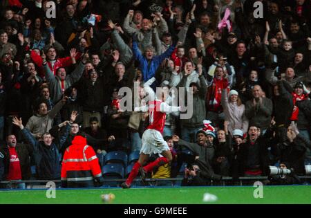 Fußball - FA Barclays Premiership - Blackburn Rovers / Arsenal - Ewood Park. Thierry Henry von Arsenal feiert sein Ziel Stockfoto