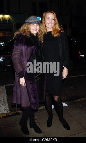 Jerry Hall (rechts) und Suzanne Wyman (Frau von Rolling Stone Bill), die im Electric Cinema in Notting Hill, West London, Nick Broomfields Film 'Ghosts' vorführen. Stockfoto