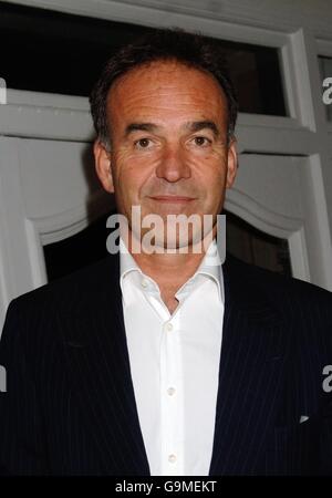 Regisseur Nick Broomfield kommt zu einer Benefizvorführung seines neuen Films 'Ghosts' im Electric Cinema in Notting Hill, West London. Stockfoto