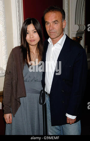 Der Star des Films 'Ghosts' Ai Qin Lin kommt mit seinem Regisseur Nick Broomfield zur Benefizvorführung im Electric Cinema in Notting Hill, West London. Stockfoto