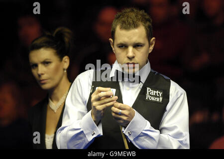 Barry Hawkins mit Schiedsrichter Michaela Tabb (rechts) während des SAGA Insurance Masters 2007 in der Wembley Arena, London. Stockfoto