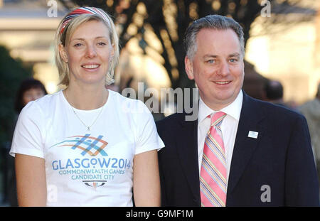 Der Bronzemedaillengewinnerin Lee McConnell aus dem Jahr 2006 und der erste Minister Jack McConnell bei der Enthüllung der 17 Sportarten, die in die Glasgow 2014 Commonwealth Games Bid aufgenommen werden, in der Kelvin Hall International Sporting Arena. Stockfoto