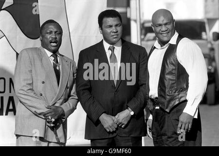 (L-R) ehemalige Weltmeister im Schwergewicht Joe Frazier, Muhammad Ali und George Foreman Stockfoto