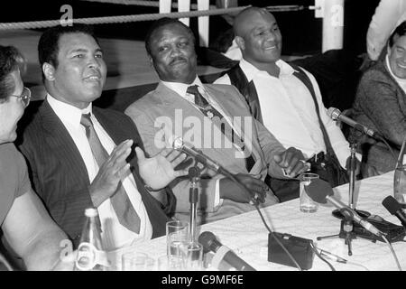 (L-R) ehemalige Schwergewichtsweltmeister Muhammad Ali, Joe Frazier und George Foreman bei einer Pressekonferenz, um den Start des Videos "Champions Forever" zu veröffentlichen, eine Hommage an ihre Karriere im Kampf Stockfoto