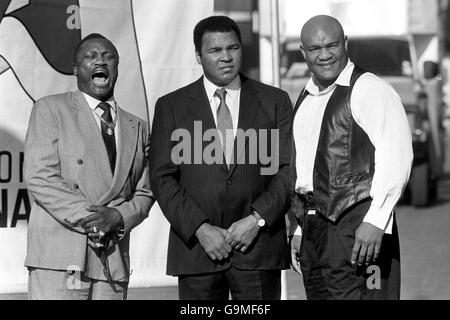 (L-R) die ehemaligen Schwergewichtsweltmeister Joe Frazier, George Foreman und Muhammad Ali, in London, um die Veröffentlichung des Videos „Champions Forever“ zu veröffentlichen, eine Hommage an ihre Karriere im Kampf Stockfoto