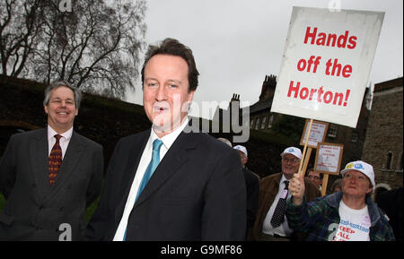 Demonstranten aus Banbury in Oxfordshire mit dem Führer der Konservativen Partei David Cameron im Parlament, wo sie protestieren, um Krankenhäuser offen zu halten. DRÜCKEN Sie VERBANDSFOTO. Stockfoto