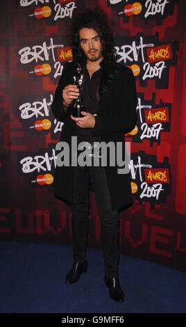 Russell Brand, der die Preise überreicht, kommt auf der Brit Awards 2007 Launch Party im Hammersmith Palais im Westen Londons an. Stockfoto