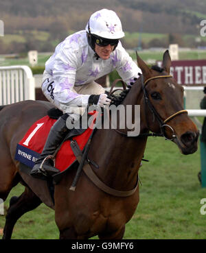 Der Rennfavorit Black Jack Ketchum und der Jockey Tony McCoy springen den letzten Sprung und beenden das Feld in der Hürde Byrne Bros Cleeve auf der Rennbahn Cheltenham. Stockfoto