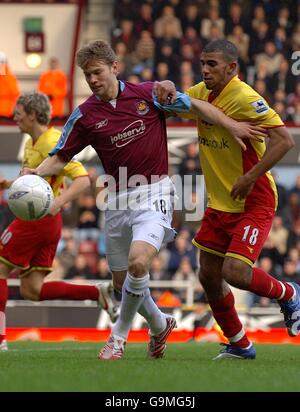 Fußball - FA Cup - vierte Runde - West Ham United / Watford - Upton Park. Jonathan Spector von West Ham United und Hameur Bouazza von Watford in Aktion Stockfoto