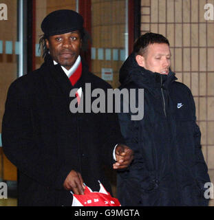 Craig Bellamy vor Gericht. Franklin Lynch (links) und Craig Bellamy verlassen das Cardiff Magistrates Court. Stockfoto