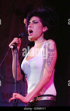 Amy Winehouse im Konzert. Amy Winehouse tritt während eines MENCAP-Benefizkonzerts in der Union Chapel in Islington, im Norden Londons, auf. Stockfoto