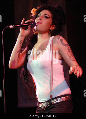 Amy Winehouse im Konzert. Amy Winehouse tritt während eines MENCAP-Benefizkonzerts in der Union Chapel in Islington, im Norden Londons, auf. Stockfoto