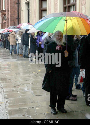 Die Mitglieder der Öffentlichkeit warten auf den „GEHEIMEN“ Verkauf des Royal College of Art in London. Stockfoto