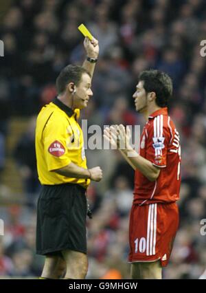 Liverpools Sanz Luis Garcia erhält von eine gelbe Karte Schiedsrichter Rob Styles nach einem Foul auf Manchester City's Nedum Onuoha Stockfoto