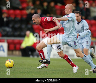 Fußball - Coca Cola League One - Crewe gegen Chesterfield - Alexandra Stadium. Ryan Lowe von Crewe jagt Derek Niven von Chesterfield während des Coca Cola League One-Spiels im Alexandra Stadium, Crewe, zum Ball. Stockfoto